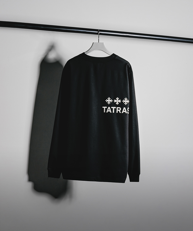 アイコニックなロゴが映える TATRAS の直営店限定ロングTシャツ 