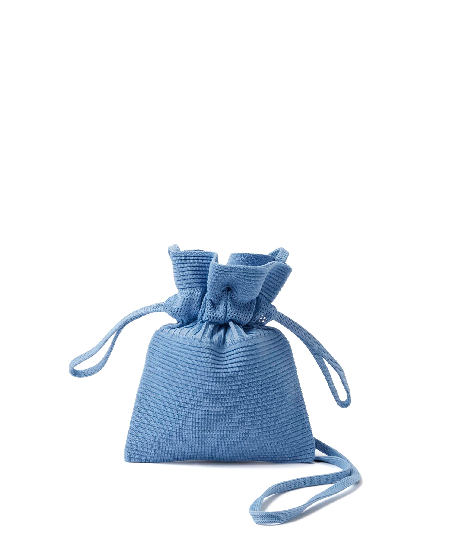 CFCL(シーエフシーエル) STRATA DRAWSTRING MINI BAG ピンタックとリブを組み合わせたユニークなシルエットの巾着バッグです。 財布、携帯等を持ち歩く想定をしたサイズの大きさ