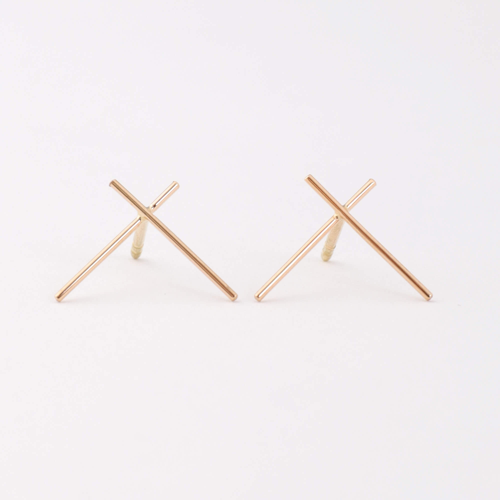 送料無料 SASKIA DIEZ WIRE EARRINGS CROSS BIG 750 AU クロスデザインのピアス。 華奢なバーが顔周りを繊細で洗練された雰囲気に。 単品はもちろん、カフとの重ねづ