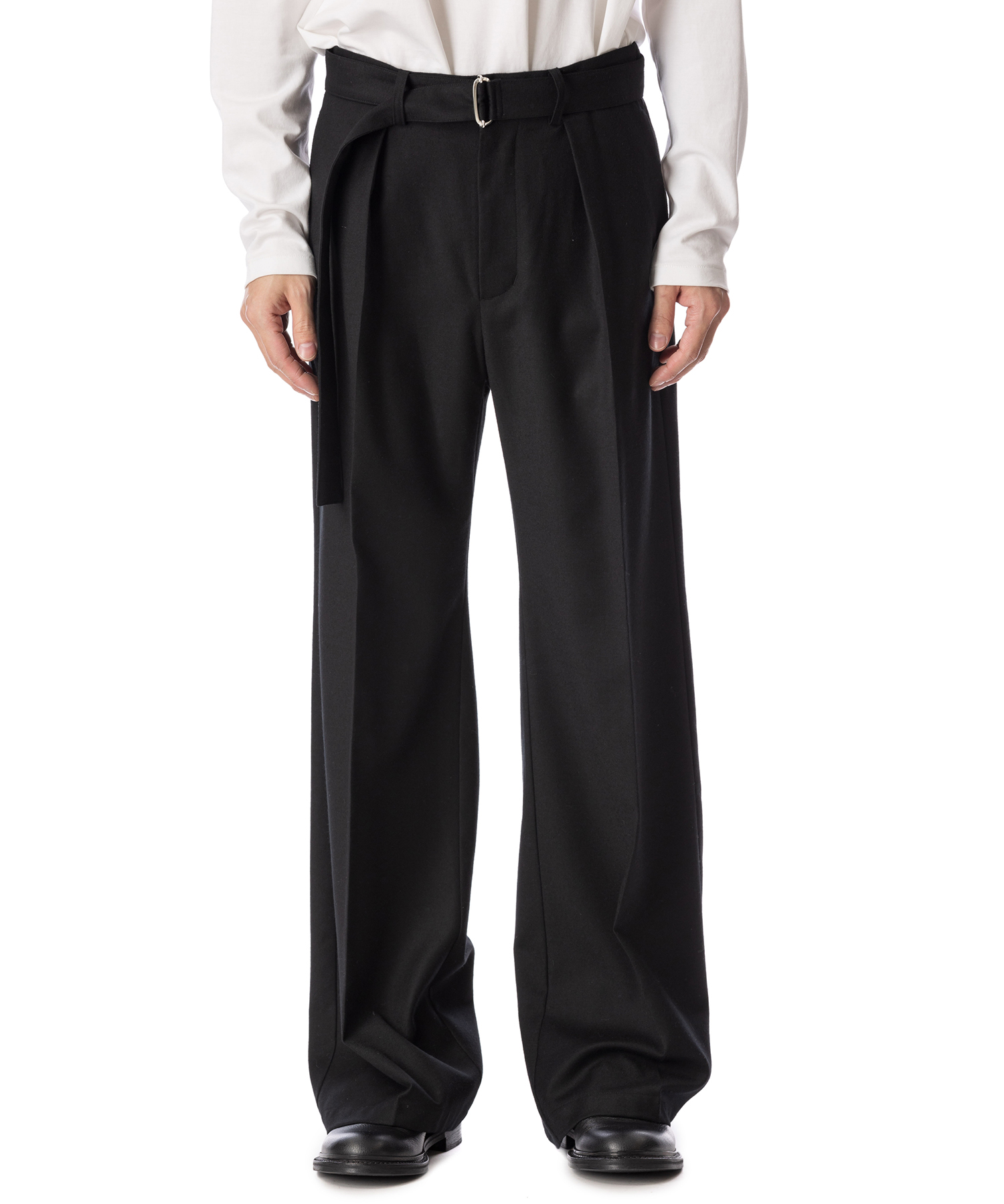 ATTACHMENT WASHABLE WO/PE STRETCH SAXONY BELTED WIDE TROUSERS 送料無料 BLACK/01 サイズ:01,02,03 ロングパンツ メンズ