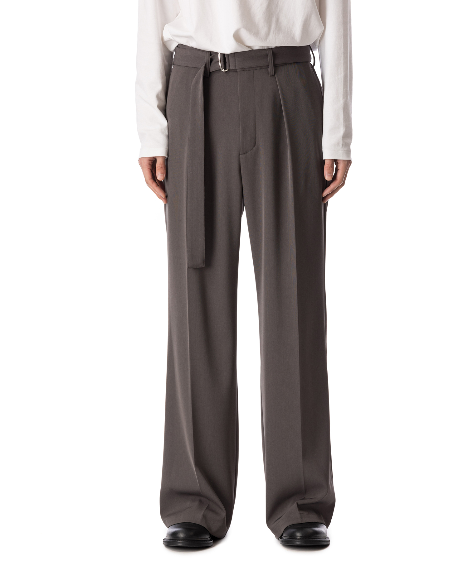 ATTACHMENT PE STRETCH TWILL BELTED WIDE FIT TROUSERS 送料無料 C.GRAY/09 サイズ:01,02,03 ロングパンツ メンズ