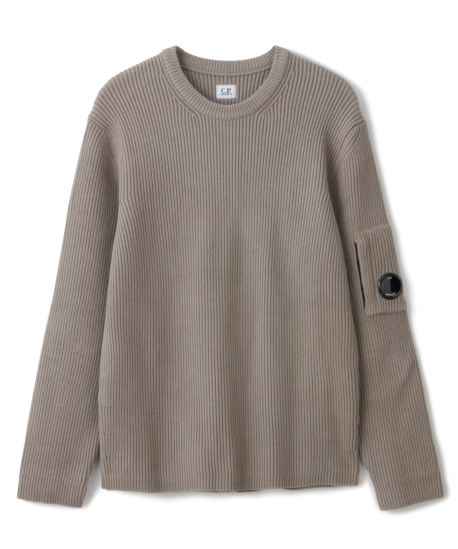 送料無料 C.P. COMPANY(シーピーカンパニー) KNITWEAR CREW NECK FULL RIB ・リブ編みのクルーネックセーター。 ・左袖にジップポケットとC.P. Companyの